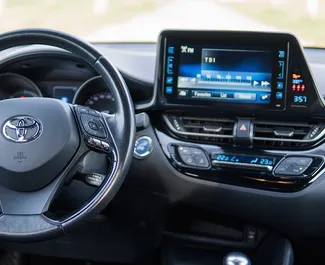 Vermietung Toyota C-HR. Wirtschaft, Komfort, Crossover Fahrzeug zur Miete in Montenegro ✓ Kaution Einzahlung von 300 EUR ✓ Versicherungsoptionen KFZ-HV, Ausland, Junge.