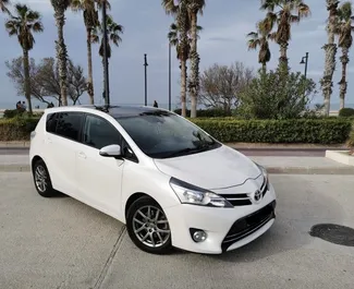 Frontansicht eines Mietwagens Toyota Verso in Barcelona, Spanien ✓ Auto Nr.11896. ✓ Automatisch TM ✓ 0 Bewertungen.