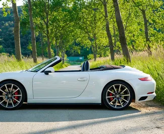 Frontansicht eines Mietwagens Porsche 911 Carrera S Cabrio in Becici, Montenegro ✓ Auto Nr.2480. ✓ Automatisch TM ✓ 0 Bewertungen.