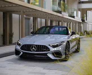 Mercedes-Benz SL350 2024 zur Miete verfügbar in Dubai, mit Kilometerbegrenzung 250 km/Tag.