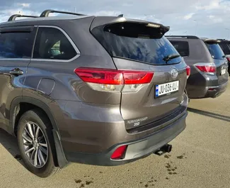 Frontansicht eines Mietwagens Toyota Highlander in Tiflis, Georgien ✓ Auto Nr.1248. ✓ Automatisch TM ✓ 7 Bewertungen.