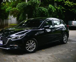 Frontansicht eines Mietwagens Mazda 3 am Flughafen Bangkok Don Muang, Thailand ✓ Auto Nr.11927. ✓ Automatisch TM ✓ 0 Bewertungen.