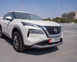 Frontansicht eines Mietwagens Nissan X-Trail in Dubai, VAE ✓ Auto Nr.11890. ✓ Automatisch TM ✓ 0 Bewertungen.