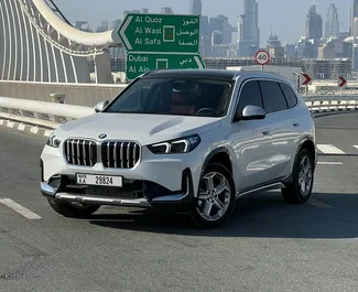 Frontansicht eines Mietwagens BMW X1 in Dubai, VAE ✓ Auto Nr.11912. ✓ Automatisch TM ✓ 0 Bewertungen.