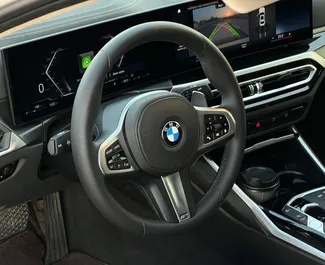 BMW 320i 2024 zur Miete verfügbar in Dubai, mit Kilometerbegrenzung 250 km/Tag.