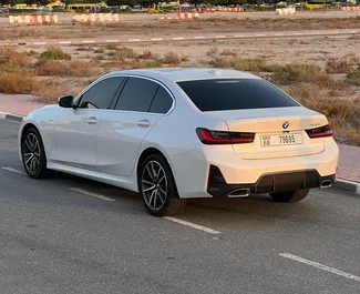 Frontansicht eines Mietwagens BMW 320i in Dubai, VAE ✓ Auto Nr.11913. ✓ Automatisch TM ✓ 0 Bewertungen.