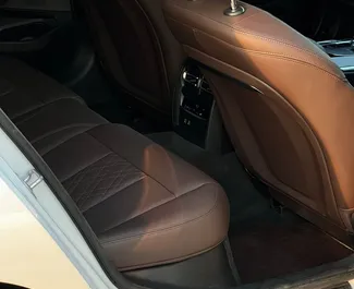 Benzin 2,0L Motor von BMW 320i 2024 zur Miete in Dubai.