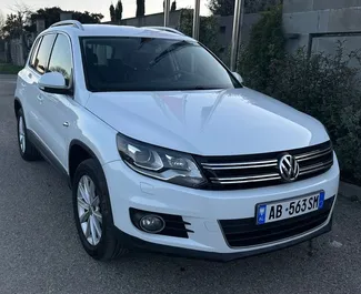 Frontansicht eines Mietwagens Volkswagen Tiguan in Tirana, Albanien ✓ Auto Nr.11871. ✓ Automatisch TM ✓ 0 Bewertungen.