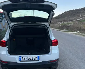 Vermietung Volkswagen Tiguan. Komfort, Crossover Fahrzeug zur Miete in Albanien ✓ Kaution Einzahlung von 100 EUR ✓ Versicherungsoptionen KFZ-HV, VKV Plus, VKV Komplett, Diebstahlschutz, Ausland.