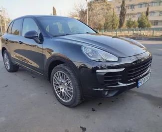 Benzin 3,6L Motor von Porsche Cayenne 2016 zur Miete in Tiflis.