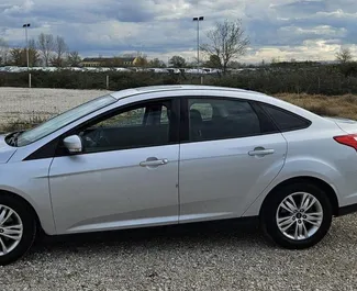 Frontansicht eines Mietwagens Ford Focus am Flughafen von Tirana, Albanien ✓ Auto Nr.11856. ✓ Automatisch TM ✓ 0 Bewertungen.