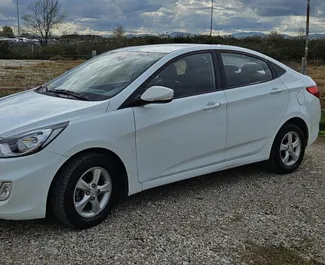 Frontansicht eines Mietwagens Hyundai Accent am Flughafen von Tirana, Albanien ✓ Auto Nr.11859. ✓ Automatisch TM ✓ 0 Bewertungen.