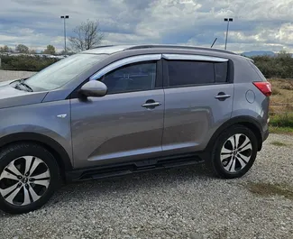 Frontansicht eines Mietwagens Kia Sportage am Flughafen von Tirana, Albanien ✓ Auto Nr.11860. ✓ Automatisch TM ✓ 0 Bewertungen.