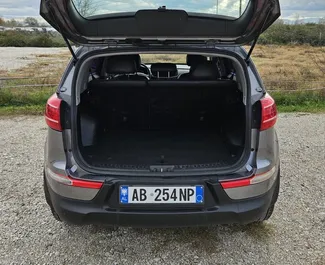 Innenraum von Kia Sportage zur Miete in Albanien. Ein großartiges 5-Sitzer Fahrzeug mit Automatisch Getriebe.