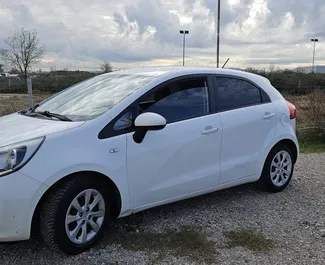 Frontansicht eines Mietwagens Kia Rio am Flughafen von Tirana, Albanien ✓ Auto Nr.11861. ✓ Schaltgetriebe TM ✓ 0 Bewertungen.