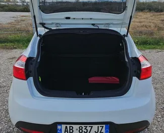 Innenraum von Kia Rio zur Miete in Albanien. Ein großartiges 5-Sitzer Fahrzeug mit Schaltgetriebe Getriebe.