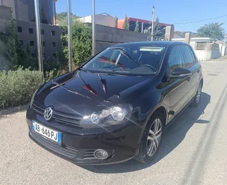 Frontansicht eines Mietwagens Volkswagen Golf 6 in Tirana, Albanien ✓ Auto Nr.11867. ✓ Automatisch TM ✓ 0 Bewertungen.