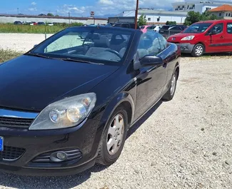 Frontansicht eines Mietwagens Opel Astra CC am Flughafen von Tirana, Albanien ✓ Auto Nr.10126. ✓ Schaltgetriebe TM ✓ 0 Bewertungen.