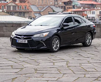 Frontansicht eines Mietwagens Toyota Camry in Tiflis, Georgien ✓ Auto Nr.9871. ✓ Automatisch TM ✓ 0 Bewertungen.