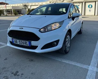 Frontansicht eines Mietwagens Ford Fiesta am Flughafen von Tirana, Albanien ✓ Auto Nr.11488. ✓ Schaltgetriebe TM ✓ 0 Bewertungen.