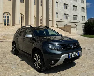 Frontansicht eines Mietwagens Dacia Duster am Flughafen von Tirana, Albanien ✓ Auto Nr.11504. ✓ Schaltgetriebe TM ✓ 0 Bewertungen.