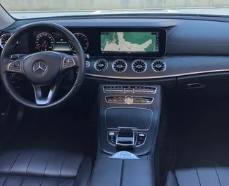 Innenraum von Mercedes-Benz E-Class Cabrio zur Miete in Montenegro. Ein großartiges 2-Sitzer Fahrzeug mit Automatisch Getriebe.