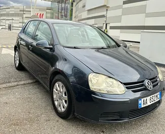 Frontansicht eines Mietwagens Volkswagen Golf 5 am Flughafen von Tirana, Albanien ✓ Auto Nr.11936. ✓ Automatisch TM ✓ 0 Bewertungen.