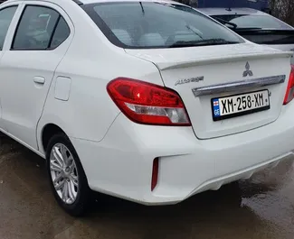 Frontansicht eines Mietwagens Mitsubishi Attrage am Flughafen Kutaisi, Georgien ✓ Auto Nr.12029. ✓ Automatisch TM ✓ 0 Bewertungen.