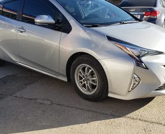 Frontansicht eines Mietwagens Toyota Prius am Flughafen Kutaisi, Georgien ✓ Auto Nr.12074. ✓ Automatisch TM ✓ 0 Bewertungen.