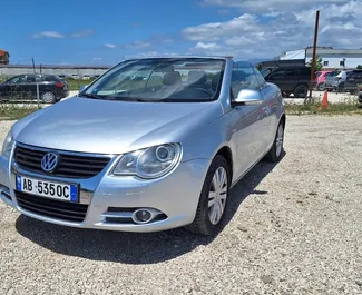 Frontansicht eines Mietwagens Volkswagen Eos am Flughafen von Tirana, Albanien ✓ Auto Nr.10123. ✓ Schaltgetriebe TM ✓ 0 Bewertungen.