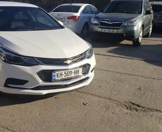 Frontansicht eines Mietwagens Chevrolet Cruze am Flughafen Kutaisi, Georgien ✓ Auto Nr.12027. ✓ Automatisch TM ✓ 0 Bewertungen.