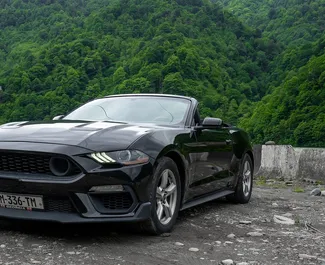 Frontansicht eines Mietwagens Ford Mustang Cabrio in Batumi, Georgien ✓ Auto Nr.12047. ✓ Automatisch TM ✓ 0 Bewertungen.