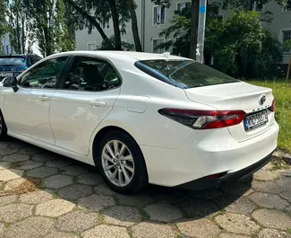 Mietwagen Toyota Camry 2022 in Spanien, mit Hybride-Kraftstoff und 218 PS ➤ Ab 60 EUR pro Tag.