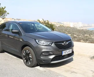 Frontansicht eines Mietwagens Opel Grandland X in Alicante, Spanien ✓ Auto Nr.11725. ✓ Automatisch TM ✓ 0 Bewertungen.