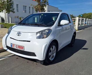 Frontansicht eines Mietwagens Toyota Iq am Flughafen von Tirana, Albanien ✓ Auto Nr.11925. ✓ Schaltgetriebe TM ✓ 0 Bewertungen.