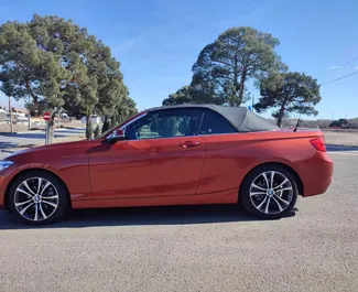 Innenraum von BMW 230xi Cabrio zur Miete in Georgien. Ein großartiges 4-Sitzer Fahrzeug mit Automatisch Getriebe.