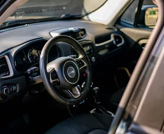 Vermietung Jeep Renegade. Wirtschaft, Komfort, Crossover Fahrzeug zur Miete in Georgien ✓ Kaution Einzahlung von 280 GEL ✓ Versicherungsoptionen KFZ-HV, TKV, Diebstahlschutz.