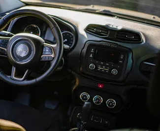 Innenraum von Jeep Renegade zur Miete in Georgien. Ein großartiges 5-Sitzer Fahrzeug mit Automatisch Getriebe.
