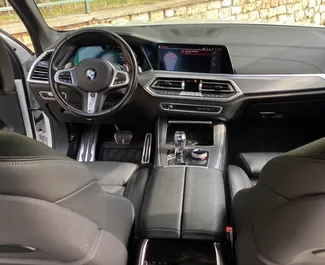 Innenraum von BMW X5 zur Miete in Montenegro. Ein großartiges 5-Sitzer Fahrzeug mit Automatisch Getriebe.