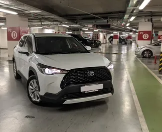 Frontansicht eines Mietwagens Toyota Corolla Cross in Baku, Aserbaidschan ✓ Auto Nr.12184. ✓ Automatisch TM ✓ 0 Bewertungen.