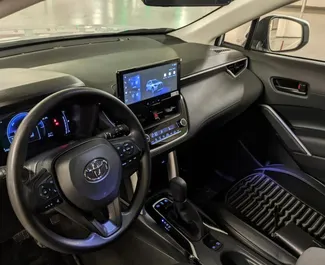 Mietwagen Toyota Corolla Cross 2023 in Aserbaidschan, mit Hybride-Kraftstoff und 195 PS ➤ Ab 100 AZN pro Tag.