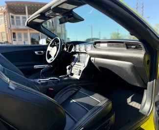 Benzin 2,3L Motor von Ford Mustang Cabrio 2022 zur Miete in Tiflis.