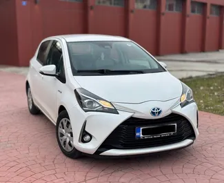 Frontansicht eines Mietwagens Toyota Yaris in Becici, Montenegro ✓ Auto Nr.10337. ✓ Automatisch TM ✓ 0 Bewertungen.