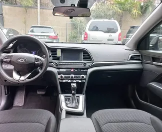 Frontansicht eines Mietwagens Hyundai Elantra am Flughafen Tiflis, Georgien ✓ Auto Nr.12222. ✓ Automatisch TM ✓ 0 Bewertungen.