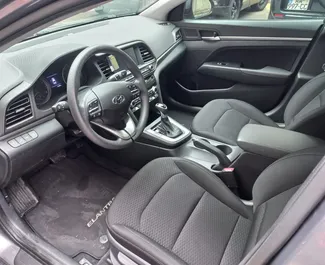 Innenraum von Hyundai Elantra zur Miete in Georgien. Ein großartiges 4-Sitzer Fahrzeug mit Automatisch Getriebe.