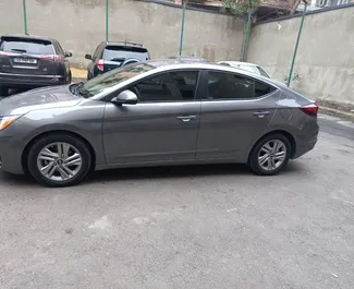 Hyundai Elantra 2019 mit Antriebssystem Frontantrieb, verfügbar am Flughafen Tiflis.