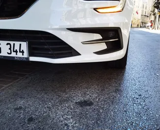 Benzin 1,3L Motor von Renault Megane Sedan 2024 zur Miete in Istanbul.