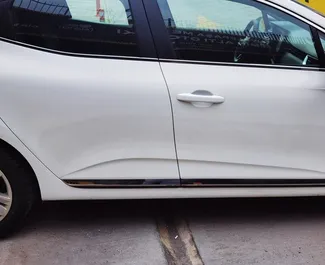 Benzin 1,0L Motor von Renault Clio 5 2024 zur Miete in Istanbul.