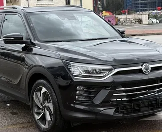 Frontansicht eines Mietwagens SsangYong Korando Turismo in Tirana, Albanien ✓ Auto Nr.12328. ✓ Automatisch TM ✓ 0 Bewertungen.