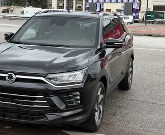 Mietwagen SsangYong Korando Turismo 2023 in Albanien, mit Benzin-Kraftstoff und 140 PS ➤ Ab 30 EUR pro Tag.